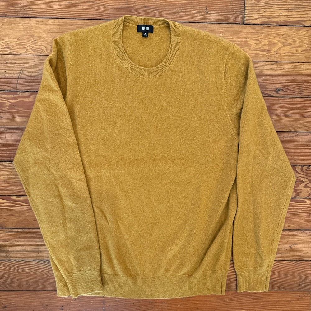 Uniqlo cashmere sweater size medium, worn once!